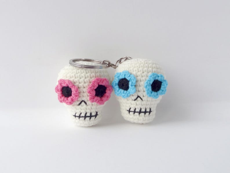 Skull keyring crochet pattern
