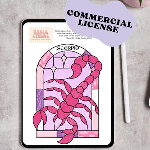 Könnte beinhalten: Digitale Illustration des Sternzeichens Skorpion im Glasmalerei-Stil. Das Design zeigt einen pinkfarbenen Skorpion auf hellrosa und lila Hintergrund, angezeigt auf einem Tablet. Der Text "SCORPIO" und "COMMERCIAL LICENSE" ist enthalten.