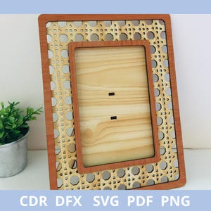 Pode incluir: Moldura retangular de madeira com acabamento castanho claro e um padrão semelhante a vime tecido. A moldura interior é de um tom de madeira mais claro. A parte inferior da imagem tem o texto "CDR DFX SVG PDF PNG".