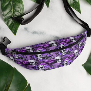 Riñonera gótica con calaveras góticas y rosas moradas