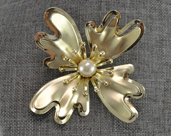 金色の金属製の花のブローチ - Etsy 日本