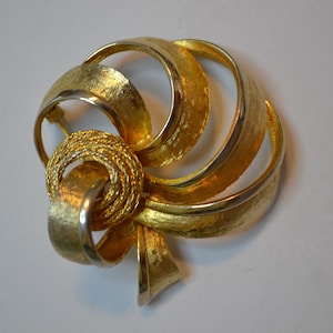 Beautiful Coro Pegasus GOLD tone ribbon brooch