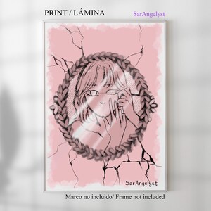 Puede incluir: Lámina artística enmarcada con un boceto de una persona mirándose en un espejo. El espejo está rodeado por un borde trenzado y sobre un fondo rosa agrietado. La impresión incluye el texto "PRINT / LÁMINA" y el nombre del artista, "SarAngelyst".