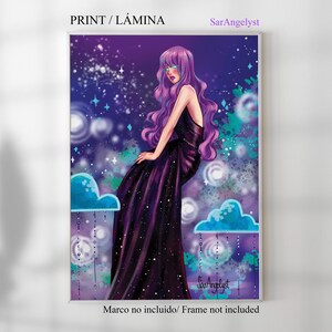 May include: Art print depicting a woman with purple hair and a dark dress, set against a starry night sky with blue clouds. The artwork includes the text "PRINT / LÁMINA" and the artist's name, "SarAngelyst". The phrase "Marco no incluido/ Frame not included" is also present.