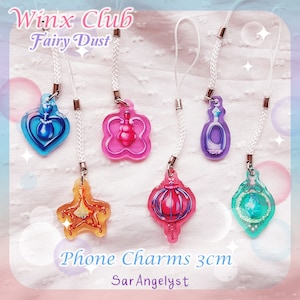 Könnte beinhalten: Sechs bunte Handy-Anhänger, jeweils etwa 3 cm groß, mit verschiedenen Designs wie Flaschen, Sternen und Laternen. Sie sind an weißen Kordeln befestigt. Der Text "Winx Club Fairy Dust" und "Phone Charms 3cm SarAngelyst" ist sichtbar.