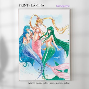 Puede incluir: Impresión en acuarela enmarcada que presenta tres sirenas con cabello largo y colas vibrantes. Las sirenas tienen colas azules, verdes y rosas, con colores de cabello a juego. La obra está firmada "SarAngelyst" e incluye el texto "PRINT / LÁMINA".