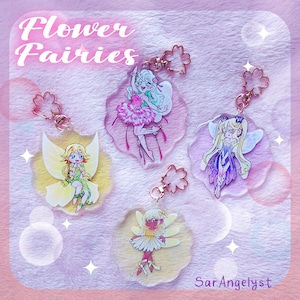Puede incluir: Cuatro llaveros acrílicos con hadas de flores de dibujos animados en varias poses y atuendos. Cada hada tiene una combinación de colores única, con detalles como alas y llaveros en forma de flor. El texto "Flower Fairies" y "SarAngelyst" son visibles.