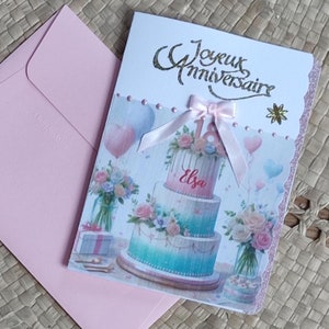 Carte anniversaire 18 ans personnalisée fille adolescente rose. Un gros gateau surmonté du chiffre 18 et sur le gâteau inscrit le prénom de la fille. Joyeux anniversaire est écrit en doré