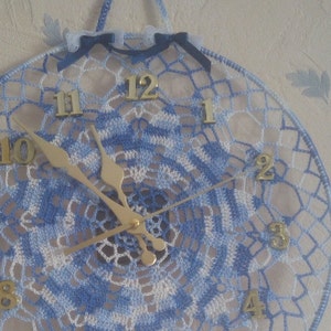 Horloge murale bleue et blanche image 3