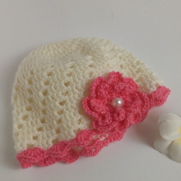 Adorable bonnet de naissance au crochet écru et rose agrémenté d'une jolie fleur