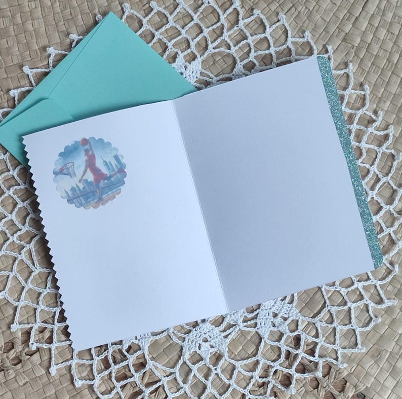 Intérieur carte d'anniversaire pour homme basketteur tons bleux