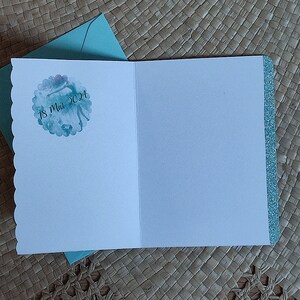 Intérieur carte danseuse étoile vert émeraude avec tutu tulle vert. Brodure pailletée vert clair, bordure festonnée et rappel de la date anniversaire