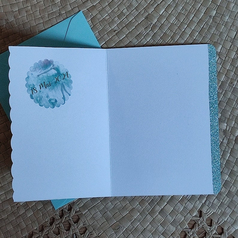 Intérieur carte danseuse étoile vert émeraude avec tutu tulle vert. Brodure pailletée vert clair, bordure festonnée et rappel de la date anniversaire