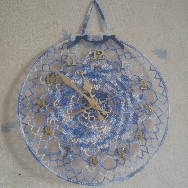 Horloge murale bleue et blanche Bleu