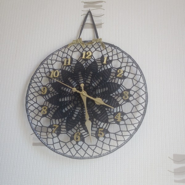 Horloge murale noire et or en dentelle au crochet - Élégance intemporelle pour votre intérieur