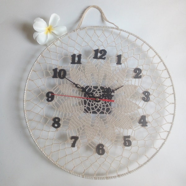 Horloge murale en dentelle au crochet écrue