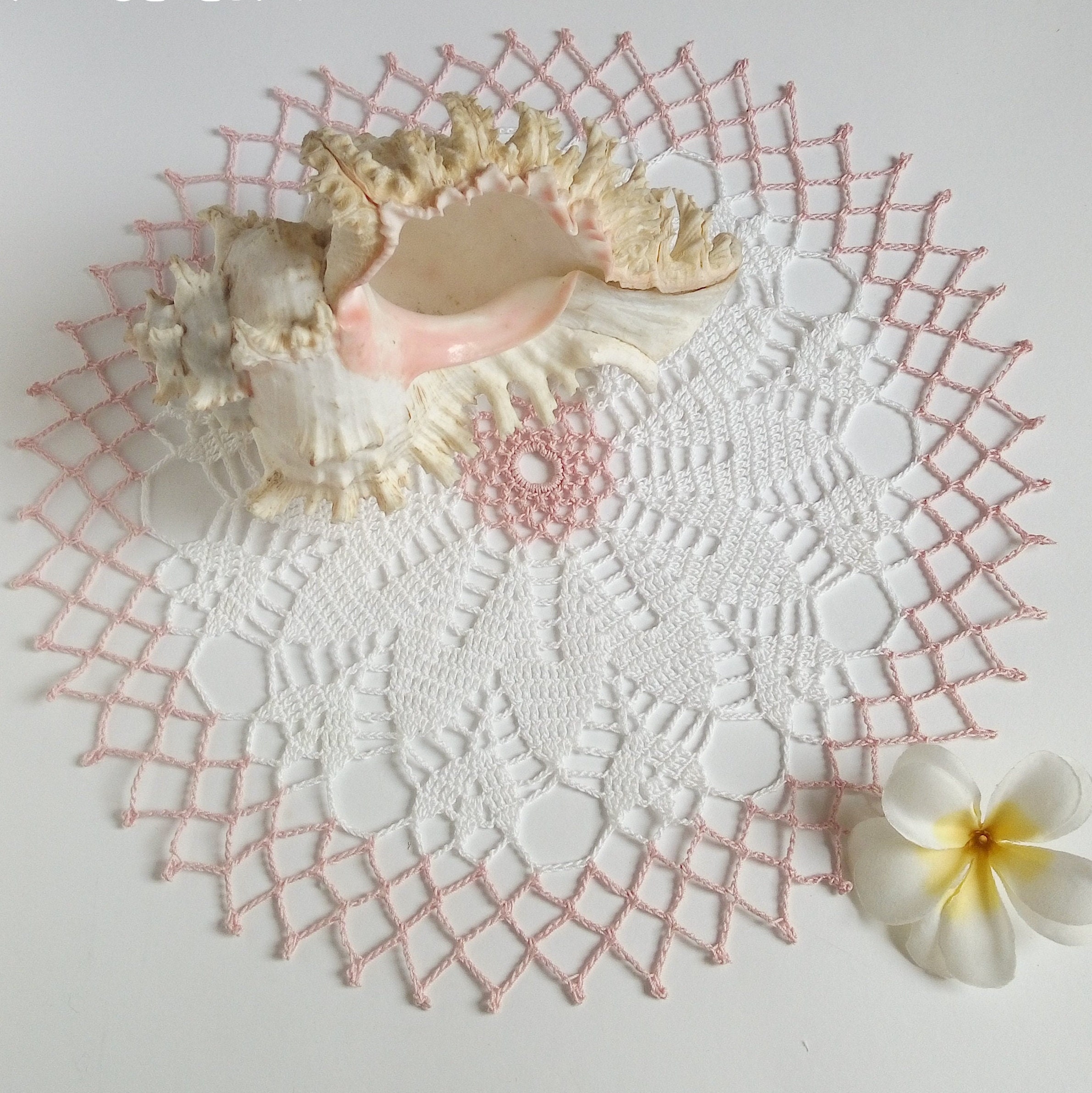 Napperon Blanc et Rose Au Crochet 30 cm