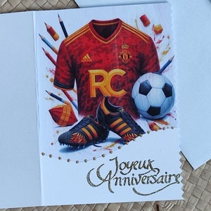 Gros plan de la carte joyeux anniversaire pour passionné de foot