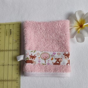 Gant de toilette d'apprentissage rose pour enfant image 4