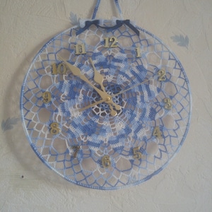 Horloge murale bleue et blanche image 1