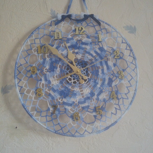 Horloge murale bleue et blanche