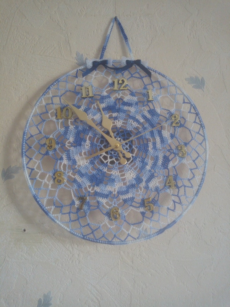 Horloge murale bleue et blanche image 1