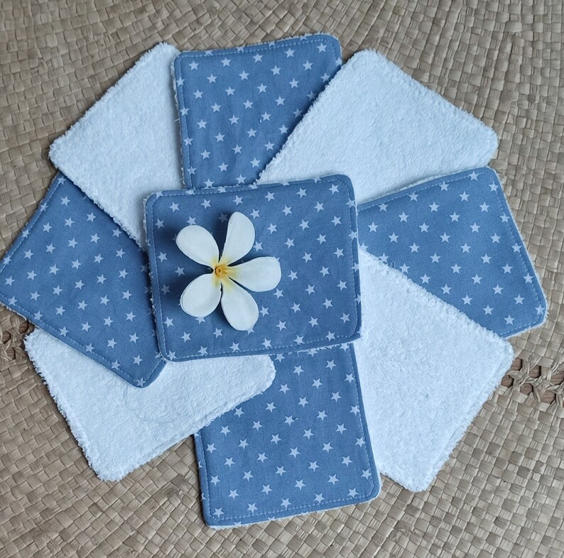 lot de 9 lingettes lavables bleu jean et blanc motif petites étoiles blanches sur fond bleu denim