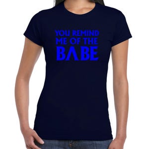 Può includere: Una maglietta blu navy con il testo "You remind me of the BABE" in blu.