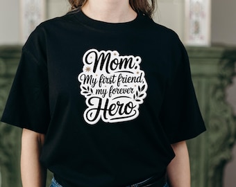 Citação de Dia das Mães PNG | Mãe, Minha Primeira Amiga, Minha Heroína Eterna | Design de Caligrafia para Camiseta, Caneca, Arte de Parede | Download Digital