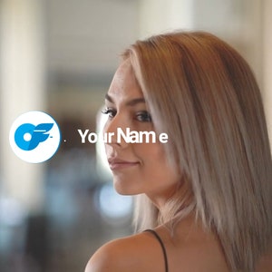 Puede incluir: Una mujer con el pelo largo y rubio mira por encima del hombro. El texto "Your Name" est&aacute; superpuesto a la imagen.
