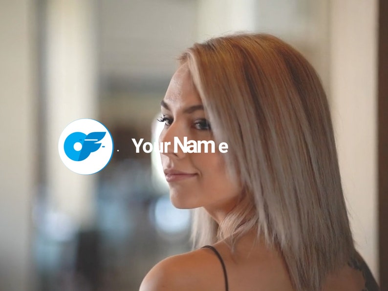 Puede incluir: Una mujer con el pelo largo y rubio mira por encima del hombro. El texto "Your Name" est&aacute; superpuesto a la imagen.