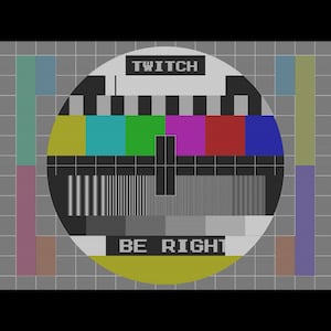 Pu&ograve; includere: Un modello di test televisivo in bianco e nero con il testo "TWITCH" e "BE RIGHT" in giallo. Il modello include una sezione di barra di colore con barre gialle, ciano, verdi, magenta, rosse e blu.