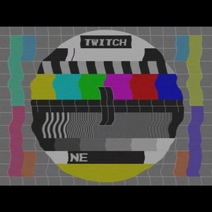 Pu&ograve; includere: Un modello di test televisivo in bianco e nero con barre colorate e la parola "TWITCH" al centro.