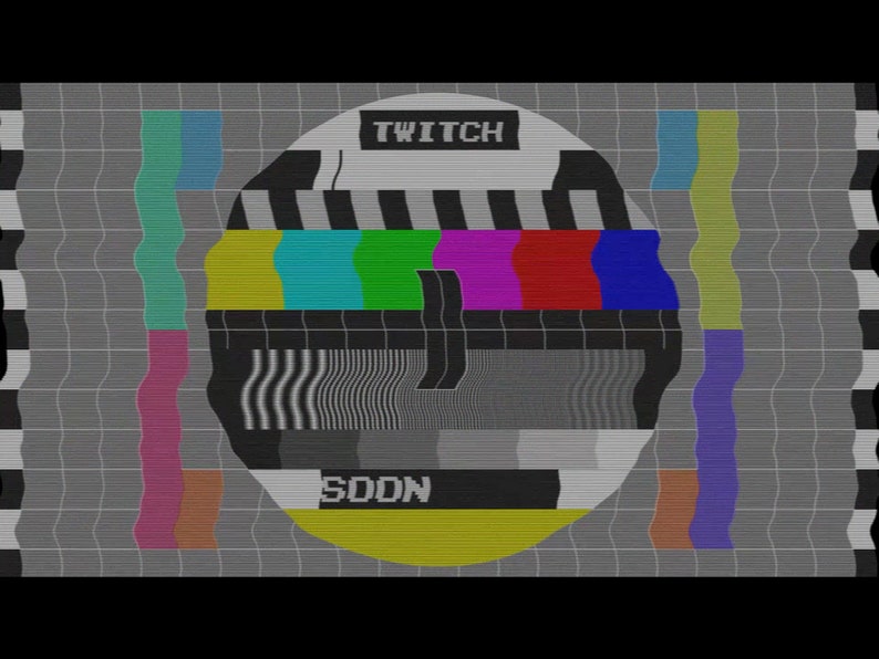 Pu&ograve; includere: Un modello di test televisivo in bianco e nero con barre colorate e il testo "TWITCH SOON" al centro.