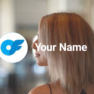 Puede incluir: Una mujer con cabello rubio mirando hacia otro lado de la c&aacute;mara. El texto "Your Name" est&aacute; superpuesto en la imagen. Un logotipo azul y blanco con las letras "OF" est&aacute; en el fondo.