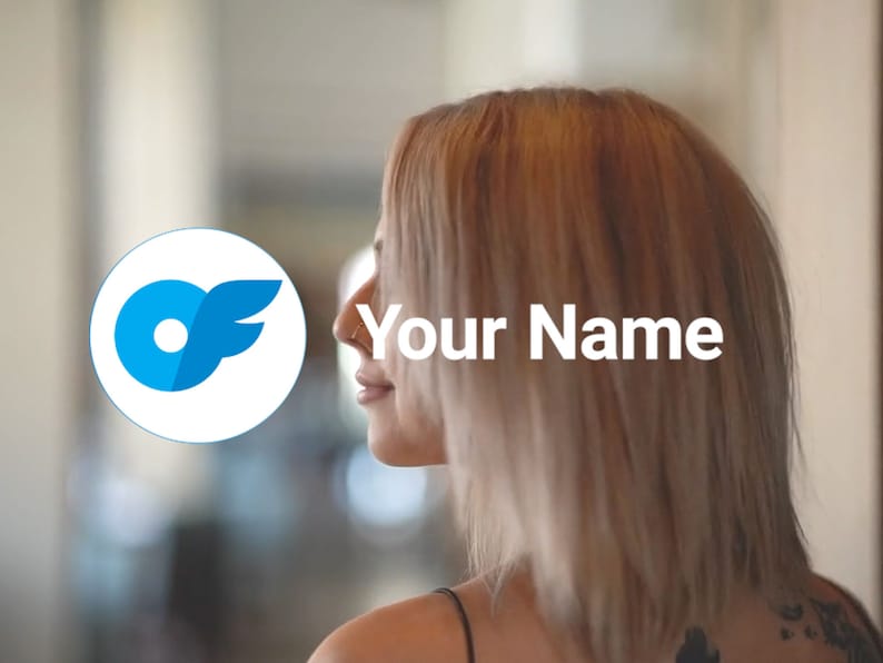 Puede incluir: Una mujer con cabello rubio mirando hacia otro lado de la c&aacute;mara. El texto "Your Name" est&aacute; superpuesto en la imagen. Un logotipo azul y blanco con las letras "OF" est&aacute; en el fondo.