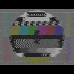 Pu&ograve; includere: Uno schermo televisivo statico con un modello di test a barre di colore al centro. Lo schermo &egrave; pieno di rumore statico, creando un'immagine distorta e sfocata.