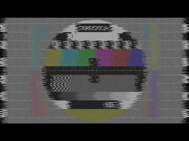 Pu&ograve; includere: Uno schermo televisivo statico con un modello di test a barre di colore al centro. Lo schermo &egrave; pieno di rumore statico, creando un'immagine distorta e sfocata.