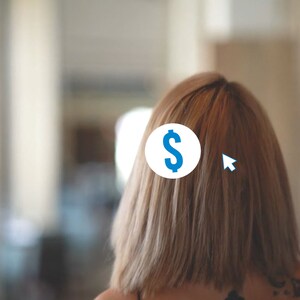 Puede incluir: Una mujer con el pelo corto y casta&ntilde;o mira hacia otro lado de la c&aacute;mara. Un c&iacute;rculo blanco con un signo de d&oacute;lar azul se superpone a la imagen.