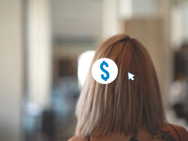 Puede incluir: Una mujer con el pelo corto y casta&ntilde;o mira hacia otro lado de la c&aacute;mara. Un c&iacute;rculo blanco con un signo de d&oacute;lar azul se superpone a la imagen.
