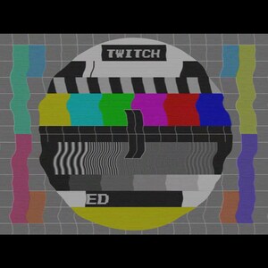 Pu&ograve; includere: Un modello di test televisivo in bianco e nero con un cerchio al centro. Il cerchio ha un bordo a strisce bianche e nere e un motivo a barre colorate all'interno. Il testo "TWITCH" &egrave; nella parte superiore del cerchio e il testo "ED" &egrave; nella parte inferiore.
