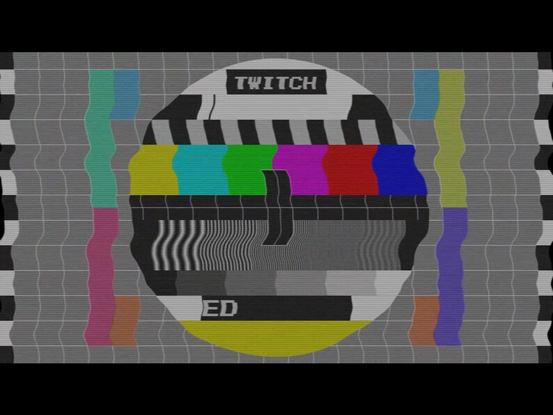 Pu&ograve; includere: Un modello di test televisivo in bianco e nero con un cerchio al centro. Il cerchio ha un bordo a strisce bianche e nere e un motivo a barre colorate all'interno. Il testo "TWITCH" &egrave; nella parte superiore del cerchio e il testo "ED" &egrave; nella parte inferiore.