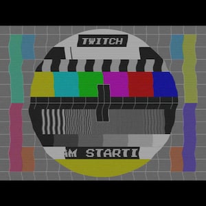 Pu&ograve; includere: Un modello di test televisivo in bianco e nero con la parola "TWITCH" e il testo "AM STARTI" in basso. Il modello &egrave; circondato da una griglia grigia.