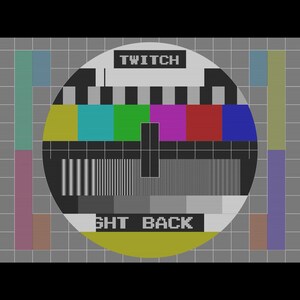 Pu&ograve; includere: Un modello di test televisivo in bianco e nero con un cerchio al centro. Il cerchio ha barre colorate e il testo "TWITCH" e "GHT BACK" in bianco.