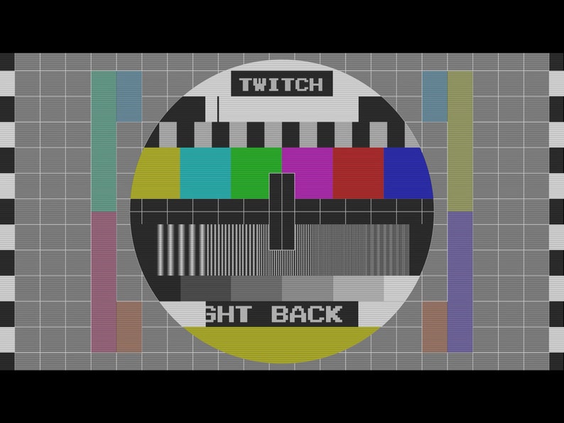 Pu&ograve; includere: Un modello di test televisivo in bianco e nero con un cerchio al centro. Il cerchio ha barre colorate e il testo "TWITCH" e "GHT BACK" in bianco.