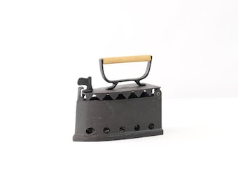Ferro de passar antigo pequeno, ferro de passar a carvão, ferro de passar simples, ferro de passar a carvão mineral, ferro decorativo, ferro fundido, decoração em ferro, ferro de passar para viagem, decoração de casa exclusiva, presente para ela