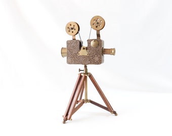 Proiettore cinematografico vintage con treppiede, proiettore cinematografico retrò, proiettore cinematografico antico, proiettore cinematografico, proiettore decorativo, arredamento unico per la casa