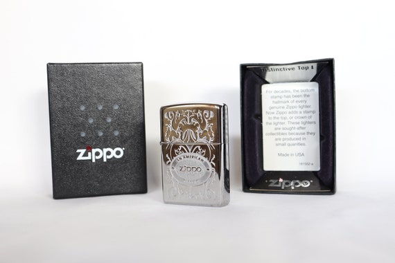 Un accendino Zippo classico americano, Zippo inciso, Zippo argento cromato,  Zippo da collezione, Collezionista Zippo, Regali Zippo, Accessori per  fumatori -  Italia