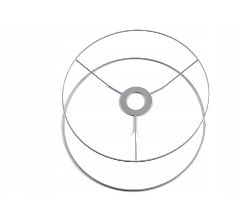 Puede incluir: Un marco de pantalla de l&aacute;mpara plateado con forma circular y un anillo central. El marco tiene tres radios que se extienden desde el anillo central.