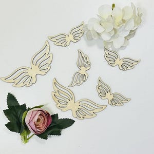 Può includere: Set di sei ali d'angelo in legno grezzo di diverse dimensioni. Le ali sono tagliate in un design delicato e sono perfette per progetti di artigianato.